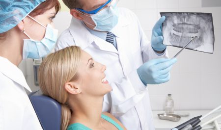 Konsultacja przed zabiegiem implantacji zęba
