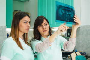 Implanty a rezonans, tomografia, rentgen