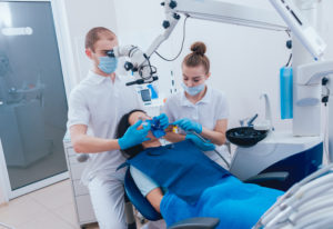 Leczenie endodontyczne pod mikroskopem i przy użyciu koferdamu