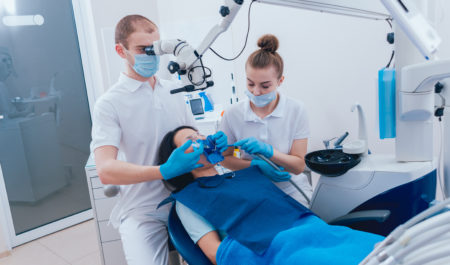 Leczenie endodontyczne pod mikroskopem i przy użyciu koferdamu